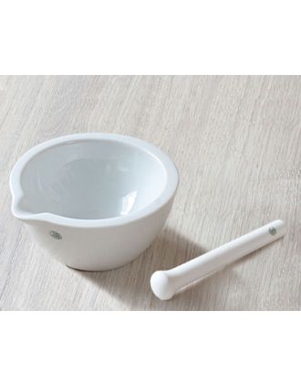 Mortero esmaltado con mano